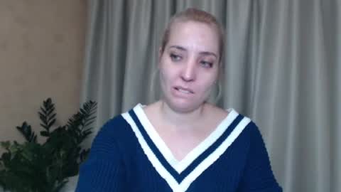 Snapshot of ohsweetmari chatting on January 12, 5:33 pm Mari online show from January 12, 5:33 pm