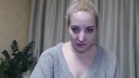 Snapshot of ohsweetmari chatting on January 18, 2:55 pm Mari online show from January 18, 2:55 pm