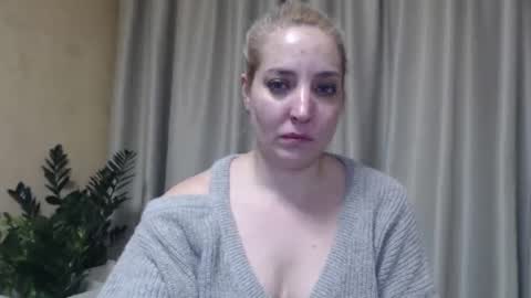 Snapshot of ohsweetmari chatting on January 18, 9:02 pm Mari online show from January 18, 9:02 pm