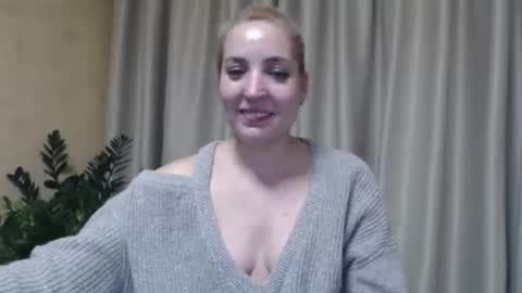 Snapshot of ohsweetmari chatting on January 19, 12:06 am Mari online show from January 19, 12:06 am