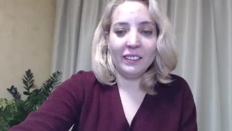 Snapshot of ohsweetmari chatting on January 19, 2:59 pm Mari online show from January 19, 2:59 pm