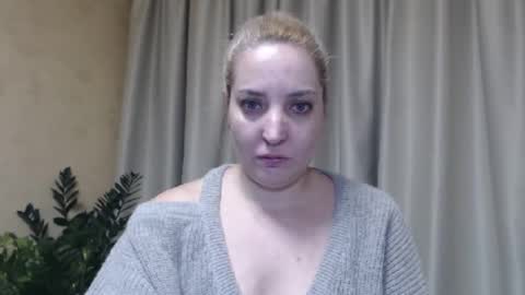 Snapshot of ohsweetmari chatting on January 26, 12:11 pm Mari online show from January 26, 12:11 pm