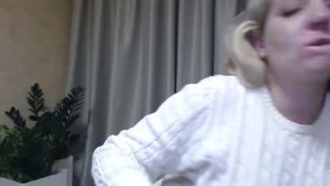 Snapshot of ohsweetmari chatting on January 31, 10:52 pm Mari online show from January 31, 10:52 pm