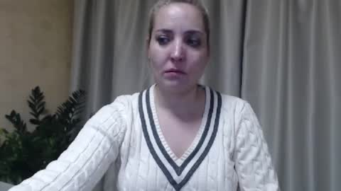 Snapshot of ohsweetmari chatting on February 1, 8:16 pm Mari online show from February 1, 8:16 pm