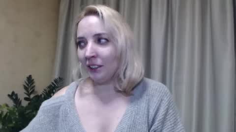 Snapshot of ohsweetmari chatting on February 2, 3:49 pm Mari online show from February 2, 3:49 pm