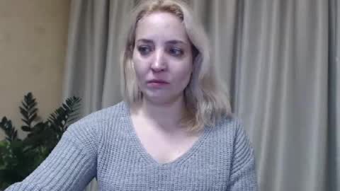 Snapshot of ohsweetmari chatting on February 5, 5:53 pm Mari online show from February 5, 5:53 pm