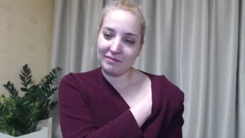 Snapshot of ohsweetmari chatting on February 6, 6:13 pm Mari online show from February 6, 6:13 pm