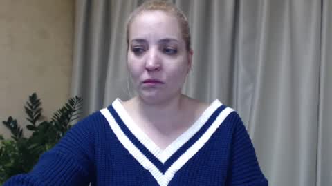 Snapshot of ohsweetmari chatting on February 7, 7:38 pm Mari online show from February 7, 7:38 pm