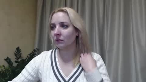 Snapshot of ohsweetmari chatting on February 8, 11:33 am Mari online show from February 8, 11:33 am