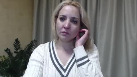 Snapshot of ohsweetmari chatting on February 8, 5:39 pm Mari online show from February 8, 5:39 pm