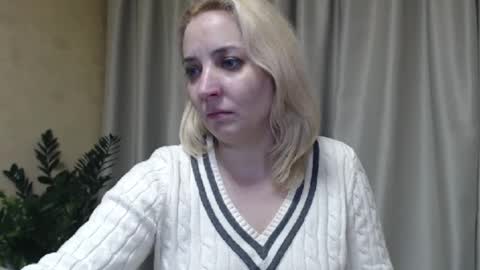 Snapshot of ohsweetmari chatting on February 8, 8:42 pm Mari online show from February 8, 8:42 pm