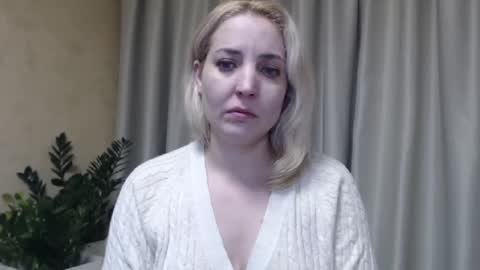 Snapshot of ohsweetmari chatting on February 9, 11:47 am Mari online show from February 9, 11:47 am