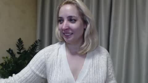 Snapshot of ohsweetmari chatting on February 9, 6:16 pm Mari online show from February 9, 6:16 pm