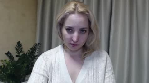 Snapshot of ohsweetmari chatting on February 9, 9:17 pm Mari online show from February 9, 9:17 pm