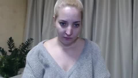 Snapshot of ohsweetmari chatting on February 11, 7:48 pm Mari online show from February 11, 7:48 pm