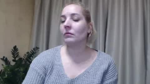 Snapshot of ohsweetmari chatting on February 12, 12:12 pm Mari online show from February 12, 12:12 pm