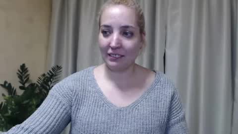 Snapshot of ohsweetmari chatting on February 12, 9:43 pm Mari online show from February 12, 9:43 pm