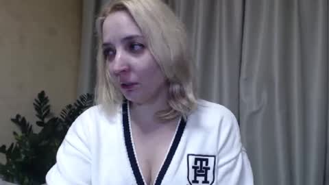 Snapshot of ohsweetmari chatting on February 13, 3:14 pm Mari online show from February 13, 3:14 pm