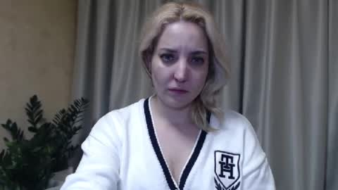 Snapshot of ohsweetmari chatting on February 13, 6:16 pm Mari online show from February 13, 6:16 pm