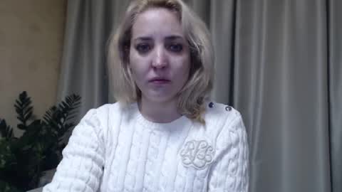 Snapshot of ohsweetmari chatting on February 14, 3:15 pm Mari online show from February 14, 3:15 pm