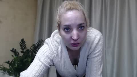 Snapshot of ohsweetmari chatting on February 15, 2:44 pm Mari online show from February 15, 2:44 pm