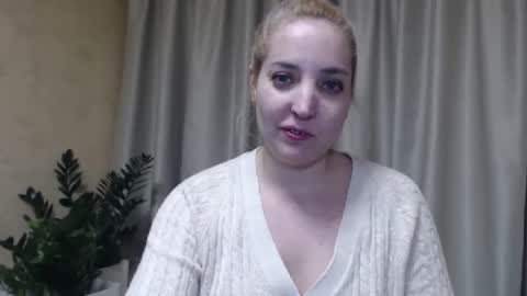 Snapshot of ohsweetmari chatting on February 15, 6:12 pm Mari online show from February 15, 6:12 pm