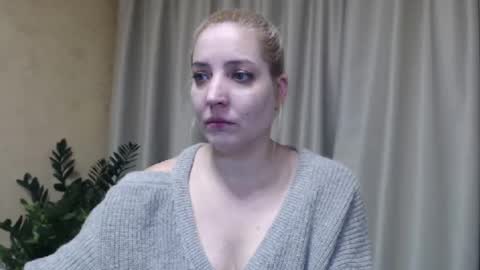 Snapshot of ohsweetmari chatting on February 16, 1:27 pm Mari online show from February 16, 1:27 pm