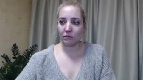 Snapshot of ohsweetmari chatting on February 16, 4:53 pm Mari online show from February 16, 4:53 pm