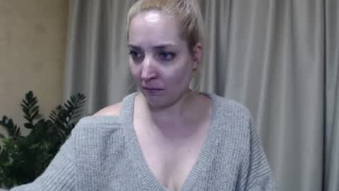 Snapshot of ohsweetmari chatting on February 16, 8:00 pm Mari online show from February 16, 8:00 pm