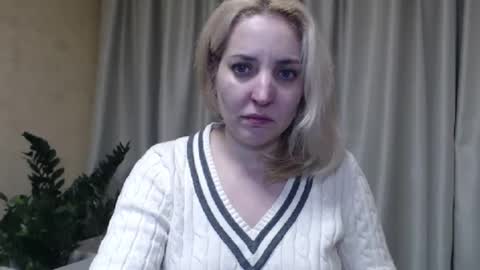 Snapshot of ohsweetmari chatting on February 18, 4:05 pm Mari online show from February 18, 4:05 pm