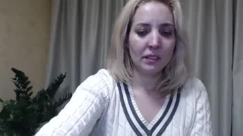 Snapshot of ohsweetmari chatting on February 18, 7:09 pm Mari online show from February 18, 7:09 pm