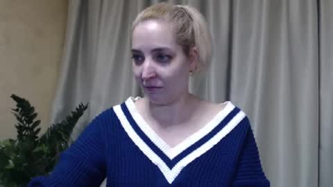 Snapshot of ohsweetmari chatting on February 19, 6:10 pm Mari online show from February 19, 6:10 pm