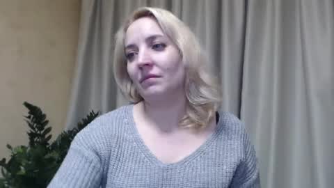 Snapshot of ohsweetmari chatting on February 20, 2:13 pm Mari online show from February 20, 2:13 pm