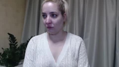 Snapshot of ohsweetmari chatting on February 21, 8:40 am Mari online show from February 21, 8:40 am