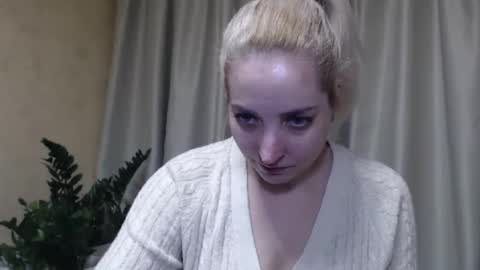 Snapshot of ohsweetmari chatting on February 21, 11:44 am Mari online show from February 21, 11:44 am