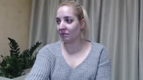 Snapshot of ohsweetmari chatting on February 22, 3:47 pm Mari online show from February 22, 3:47 pm