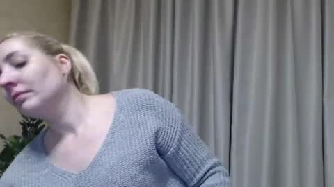 Snapshot of ohsweetmari chatting on February 22, 6:52 pm Mari online show from February 22, 6:52 pm