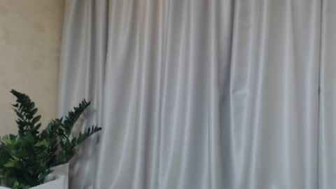 Snapshot of ohsweetmari chatting on February 23, 1:42 pm Mari online show from February 23, 1:42 pm