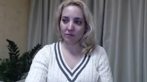 Snapshot of ohsweetmari chatting on February 23, 4:46 pm Mari online show from February 23, 4:46 pm