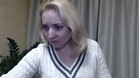 Snapshot of ohsweetmari chatting on February 23, 7:49 pm Mari online show from February 23, 7:49 pm