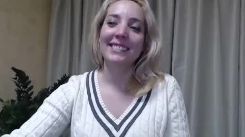 Snapshot of ohsweetmari chatting on February 23, 10:53 pm Mari online show from February 23, 10:53 pm