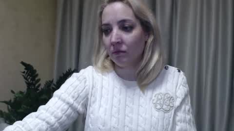 Snapshot of ohsweetmari chatting on February 25, 10:07 pm Mari online show from February 25, 10:07 pm