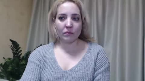 Snapshot of ohsweetmari chatting on February 28, 1:47 pm Mari online show from February 28, 1:47 pm