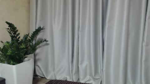 Snapshot of ohsweetmari chatting on March 1, 4:22 pm Mari online show from March 1, 4:22 pm