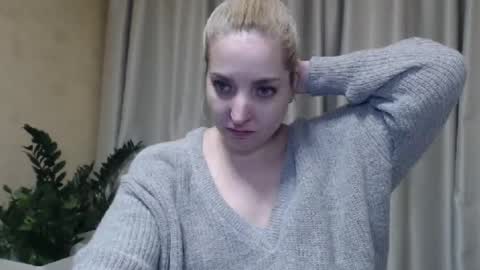 Snapshot of ohsweetmari chatting on March 1, 7:26 pm Mari online show from March 1, 7:26 pm