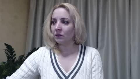 Snapshot of ohsweetmari chatting on March 2, 1:38 pm Mari online show from March 2, 1:38 pm