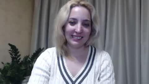 Snapshot of ohsweetmari chatting on March 2, 7:45 pm Mari online show from March 2, 7:45 pm