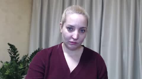 Snapshot of ohsweetmari chatting on March 4, 5:24 pm Mari online show from March 4, 5:24 pm