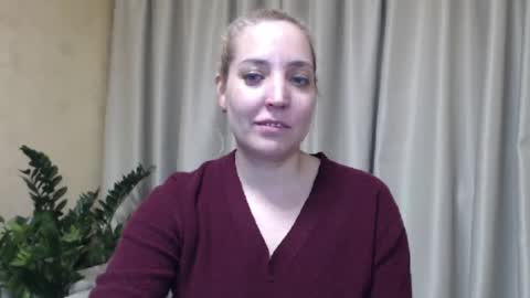 Snapshot of ohsweetmari chatting on March 4, 8:27 pm Mari online show from March 4, 8:27 pm