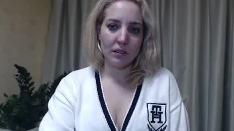 Snapshot of ohsweetmari chatting on March 5, 2:23 pm Mari online show from March 5, 2:23 pm